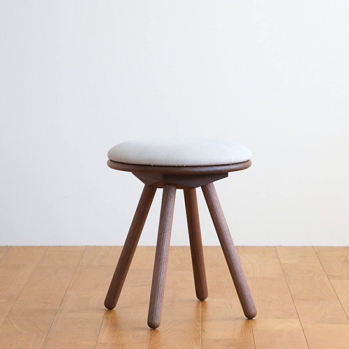 KOSEN Furniture 円形スツール 黒 COLORM / デザイン会社が作るミニマルデザインなスツール – NANASAI