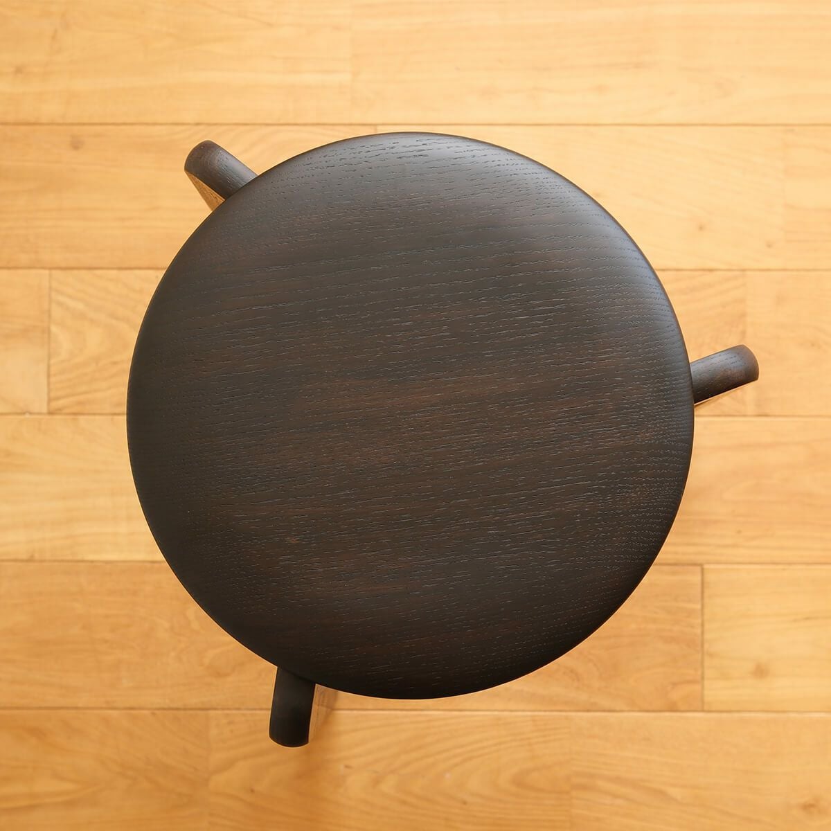 LISCIO | Stool 柿渋鉄媒染 (3本脚スツール) | DENTO STORE | 額縁