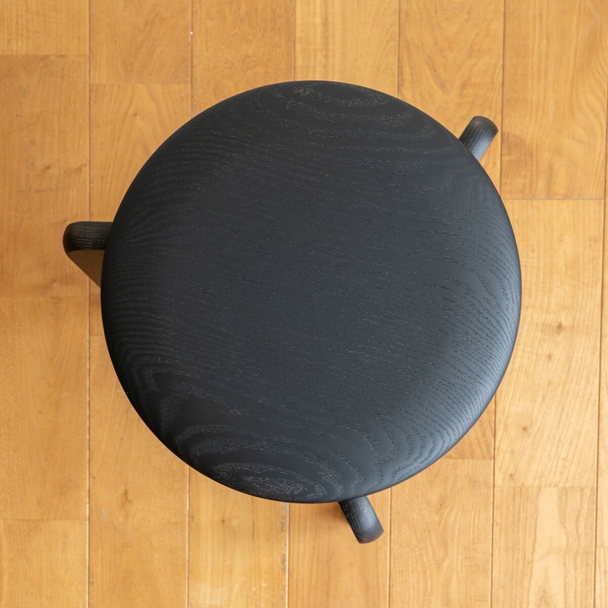 LISCIO | Stool 柿渋鉄媒染 (3本脚スツール) | DENTO STORE | 額縁