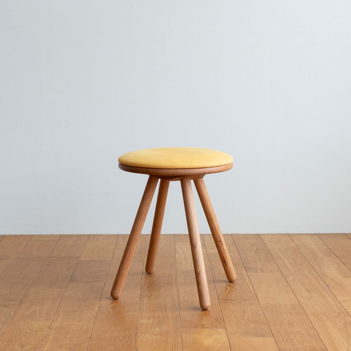 アウトレット】ES Circle Stool 材：チェリー/生地：ラムース