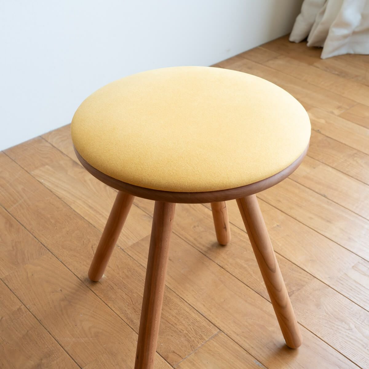 クリーム色 布張り 円形スツール アウトレット】ES Circle Stool 材：チェリー/生地：ラムース