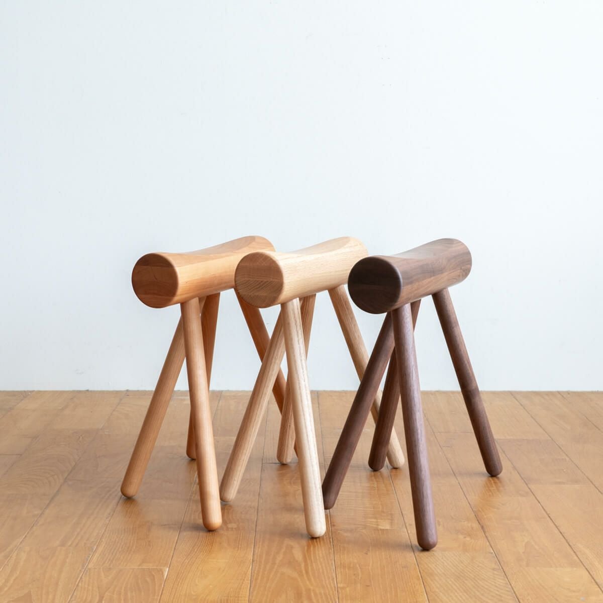DENTO LISCIO スツール　木製　ウォールナット LISCIO | Stool (3本脚スツール) | DENTO STORE | 額縁・家具ブランド