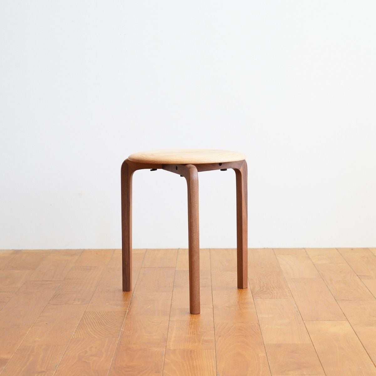 アウトレット】LISCIO Stool 3本脚 木脚：ウォールナット / 座面